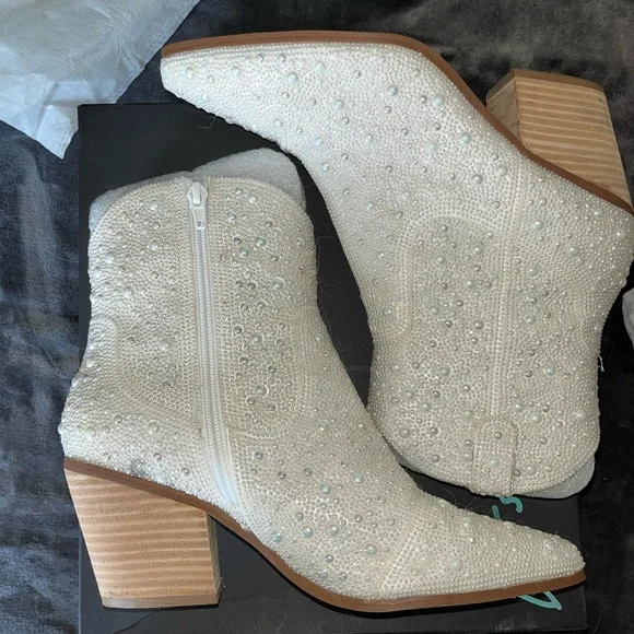 Betsy Johnson 7.5 Pearl Boots - Picture 2 of 6